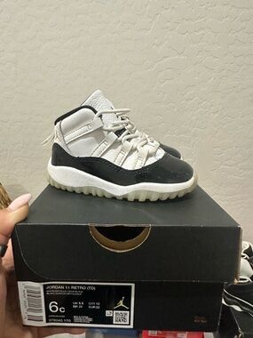 Jordan Kids' Retro 11 Sneakers in White and Black